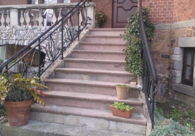 recouvrement de l'escalier vétuste et fissuré.